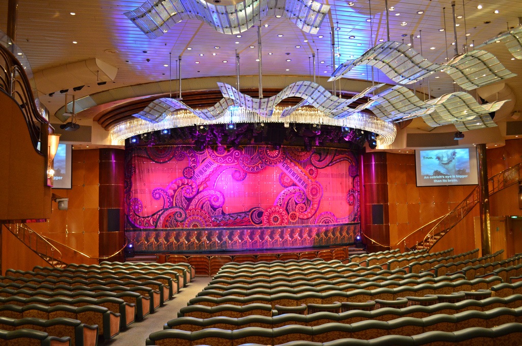 El Teatro Broadway Melodies se situa en la Proa del Rhapsody of the Seas CRUCEROS RHAPSODY OF THE SEAS ROYAL CARIBBEAN CRUISES OFERTAS CRUCEROS MEDITERRANEO CRUCEROS CARIBE ROYAL CARIBBEAN ISLAS GRIEGAS CRUCEROS ROMA CRUCEROS EUROPA